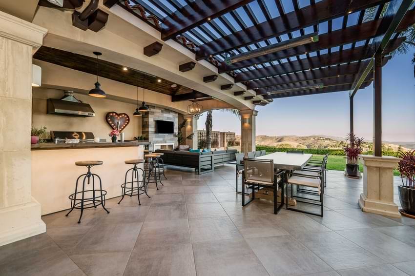 Kitchen & Dining